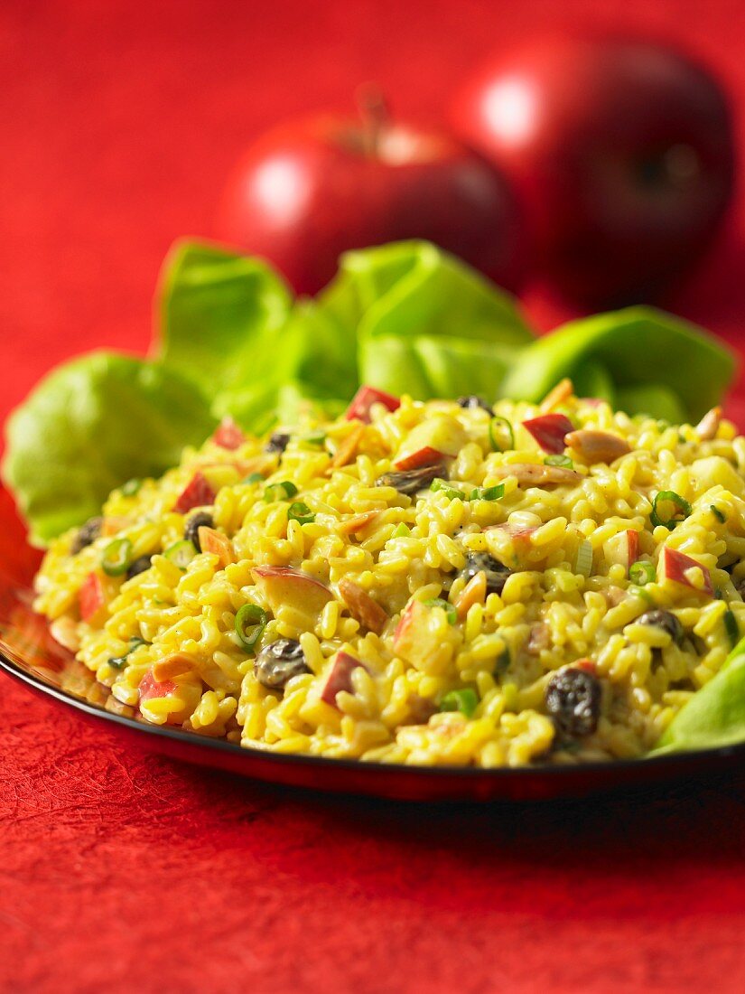 Rice salad with curry, apples and raisins