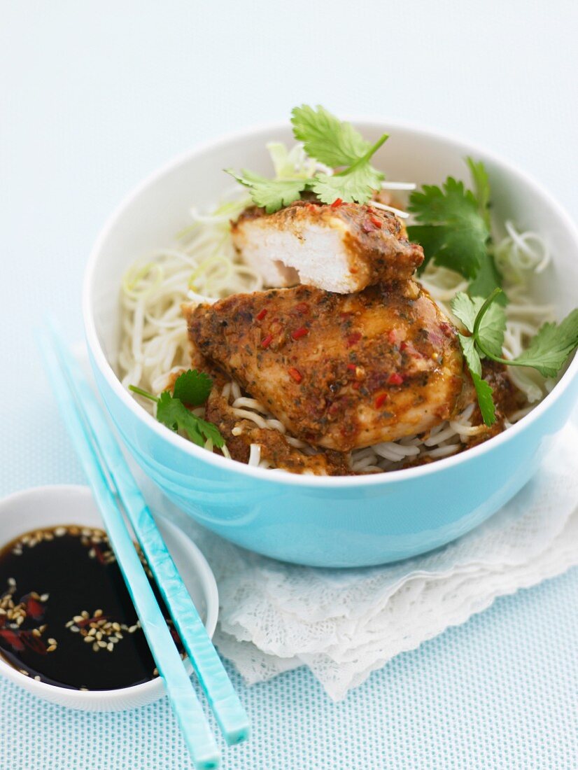 Spicy chicken breast on a bed of oriental noodles (Asia)