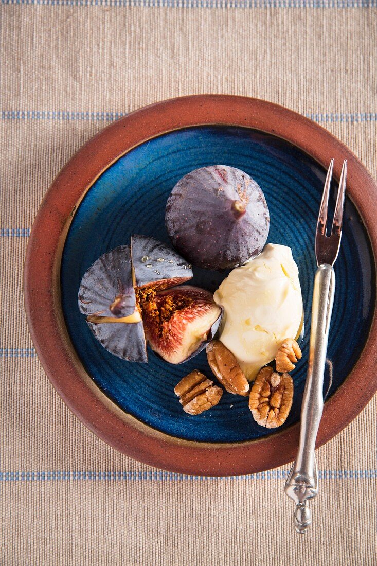 Figs with mascarpone, honey and walnuts