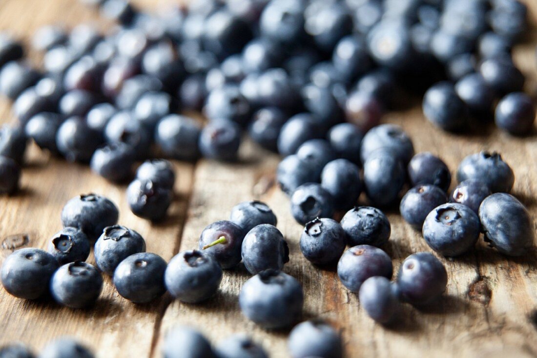 Blueberries on the rustic wooden table