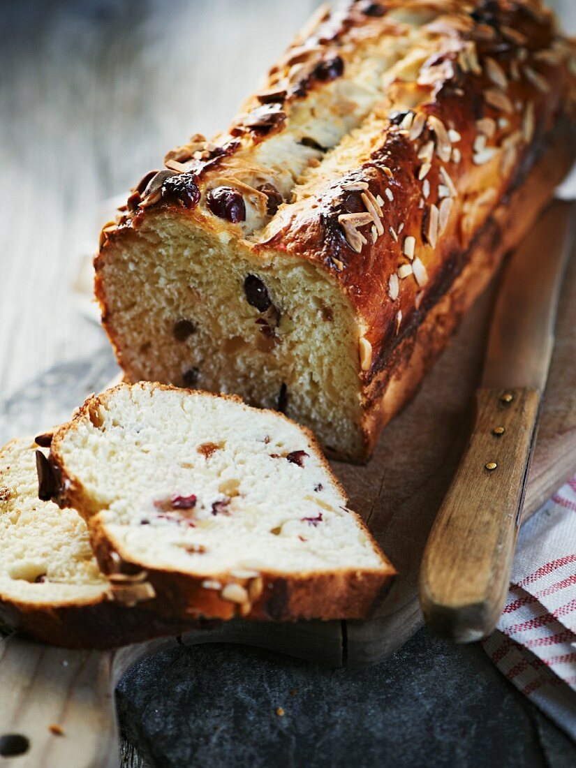 Fruit bread with almonds