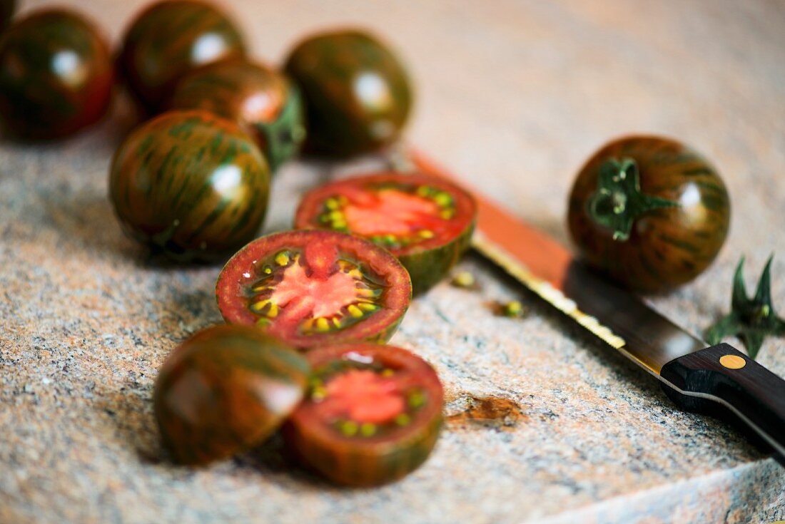 Gestreifte Tomaten, ganz und aufgeschnitten