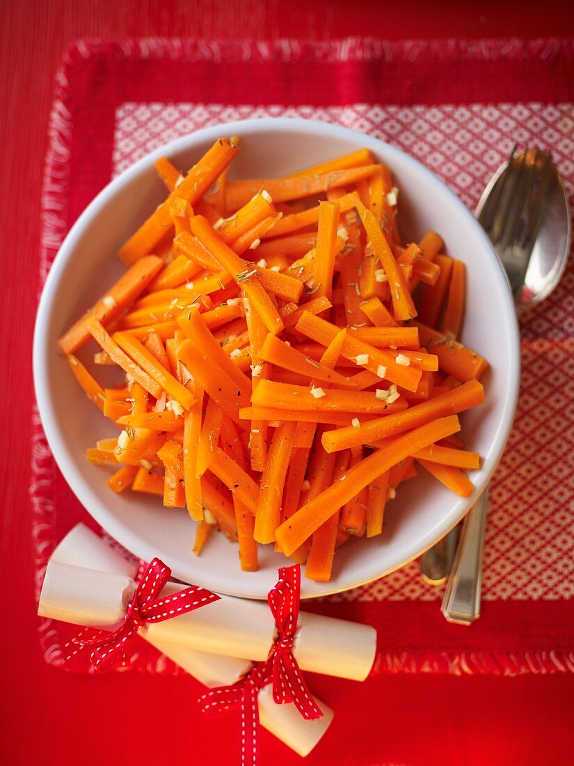 Honey-glazed carrots with garlic
