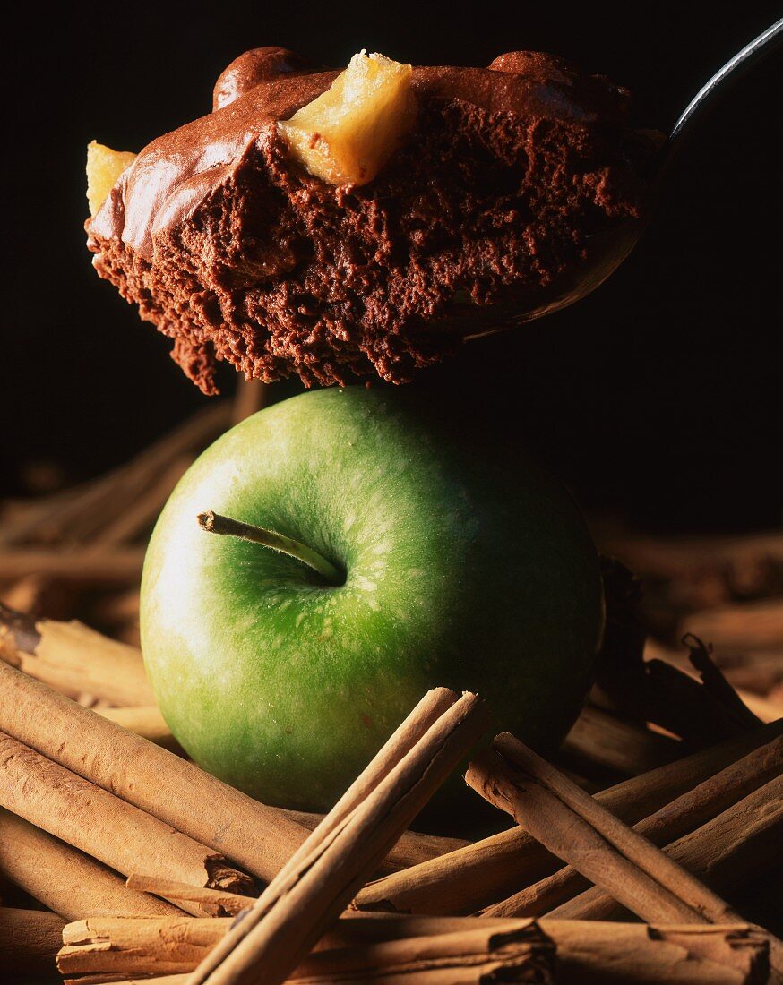 Mousse au chocolat mit Zimt und Apfel