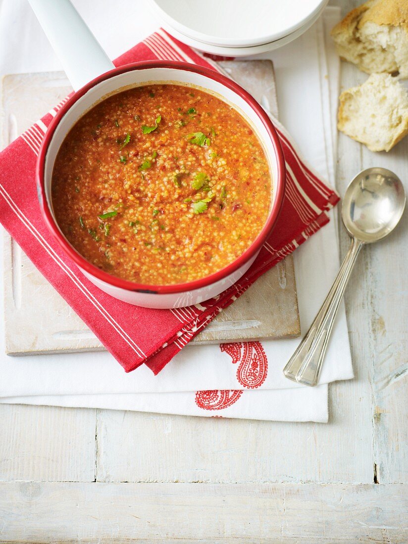 Scharfe, marokkanische Suppe mit Couscous