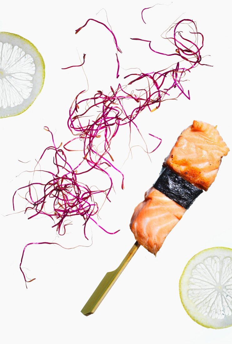 Salmon skewers with nori, red cabbage and lemon slices
