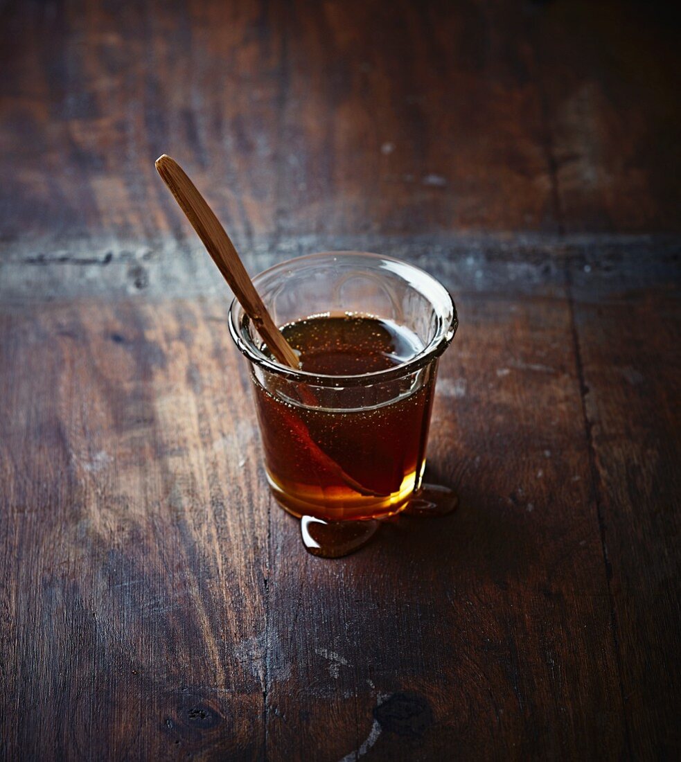 Honigtau-Honig im Glas mit Löffel
