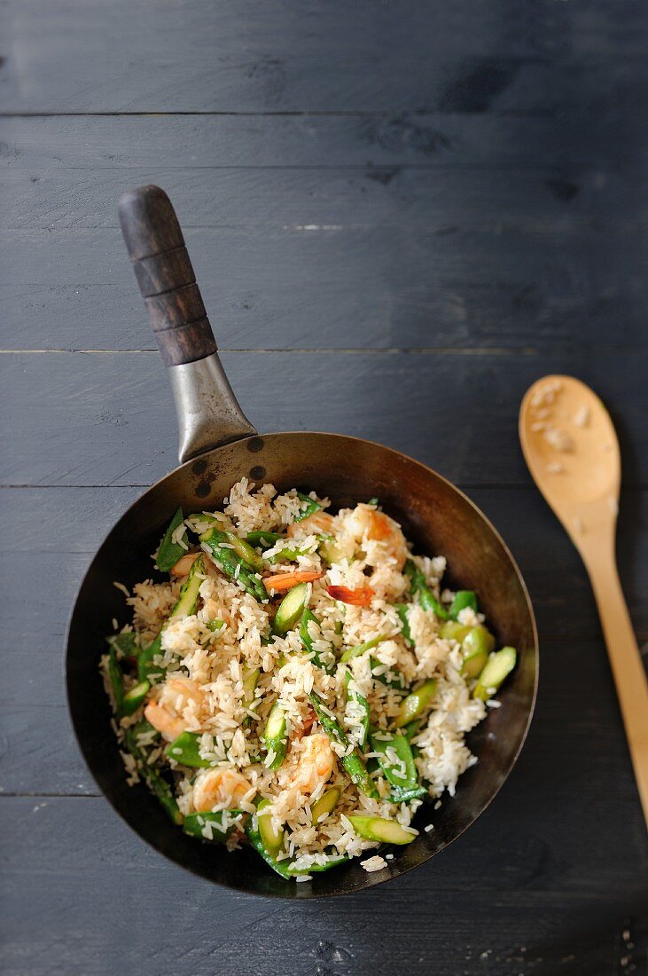 Stir-fried rice with green vegetables and prawns