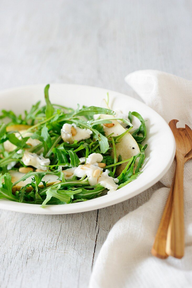 A salad made with rocket, pears and Gorgonzola