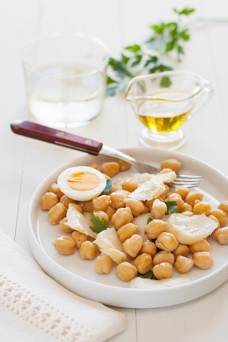 Stockfish salad with chickpeas and hard-boiled egg