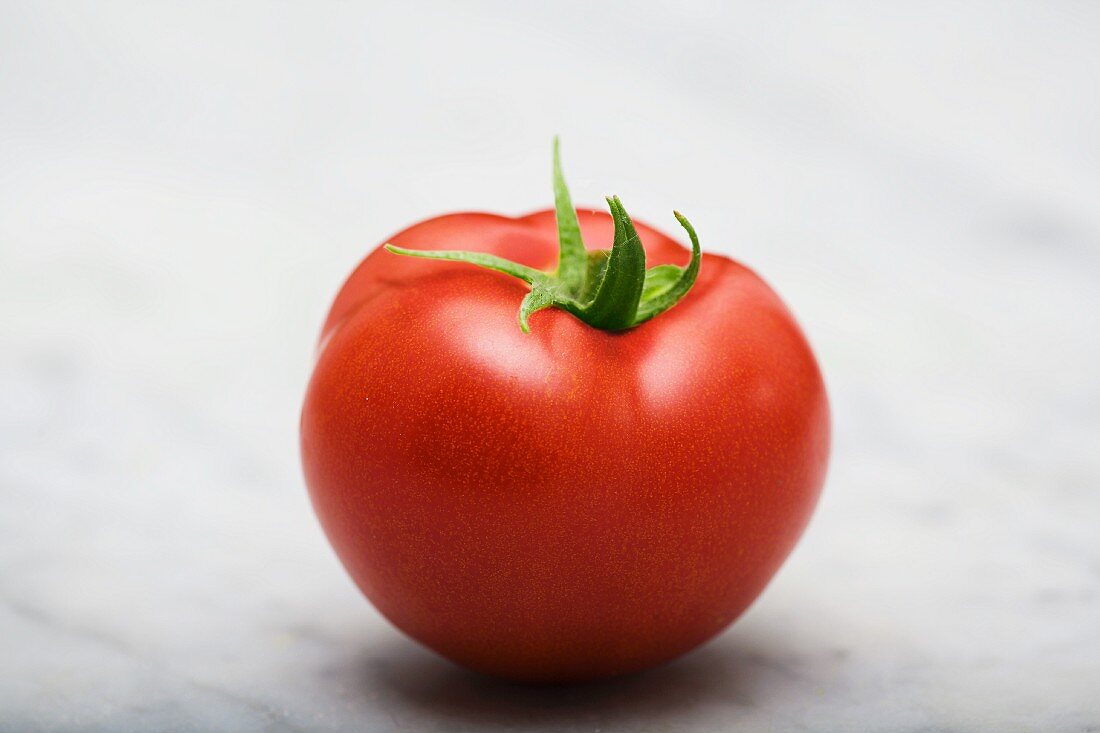 Eine Tomate auf Marmorplatte