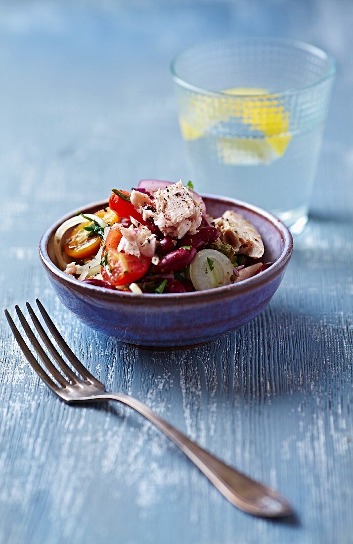 Tuna fish salad with kidney beans, tomatoes and leek