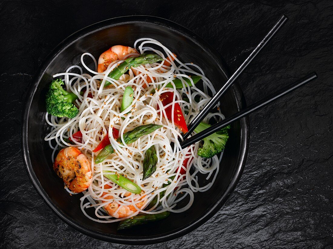Rice noodles with prawns and vegetables (Asia)