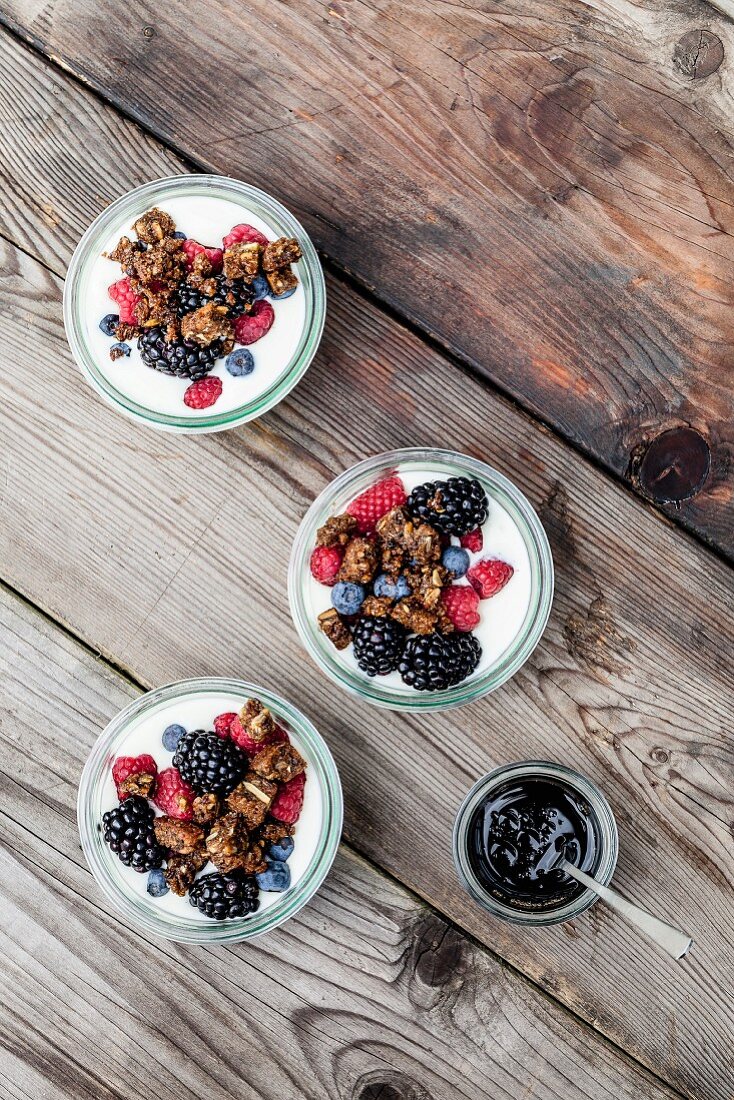 Joghurt mit Sommerbeeren, Dattelsirup und knusprigem Roggenbrot