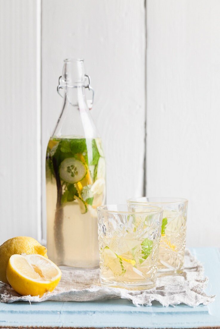 Selbstgemachte Limonade mit Gurke, Zitronen und Minze