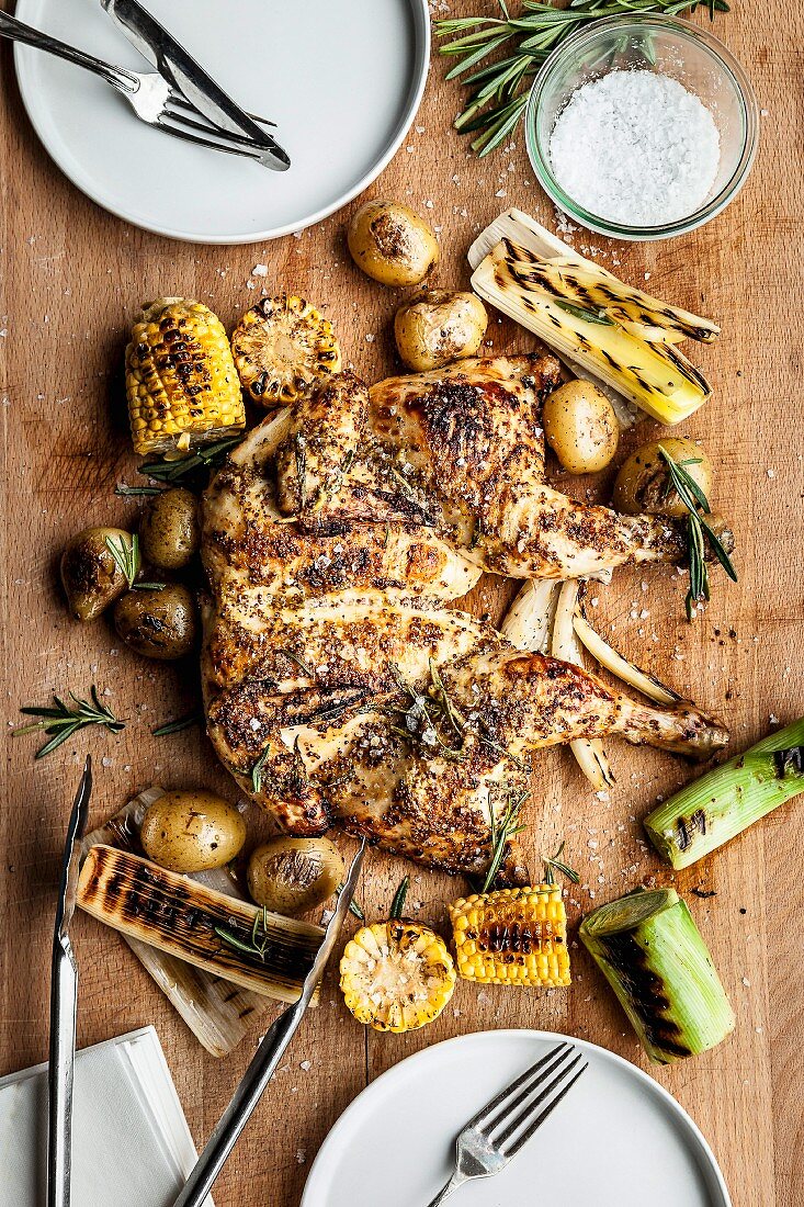 Grilled spring chicken with corn on the cob, leek and potatoes
