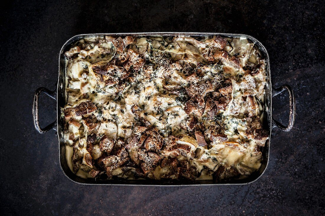 Artichoke and mushroom crumble with cream and Parmesan