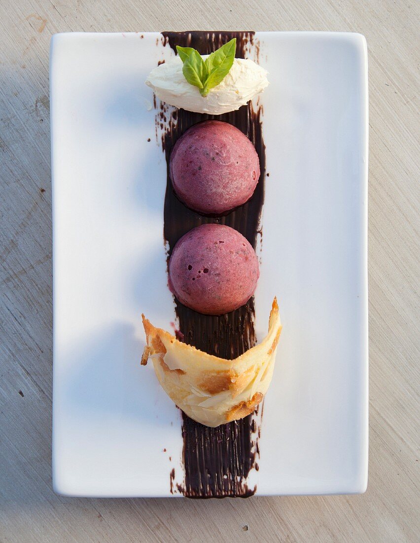 Beeren-Basilikum-Sorbet mit Mandelhippe und Mascarpone