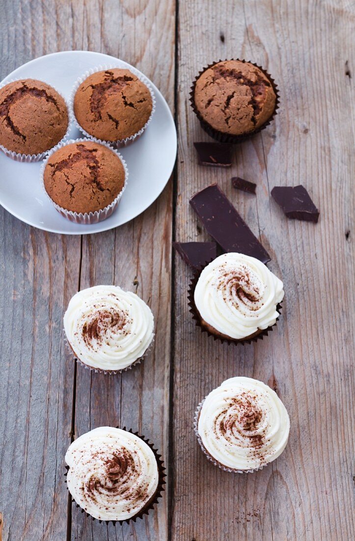 Schokoladen-Cupcakes und Muffins
