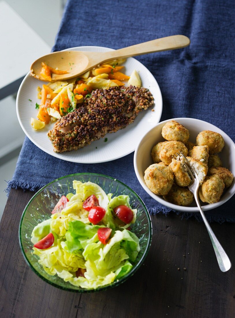 Ernährung bei ADHS: Fisch in Knusperpanade & Fischbällchen mit Salat