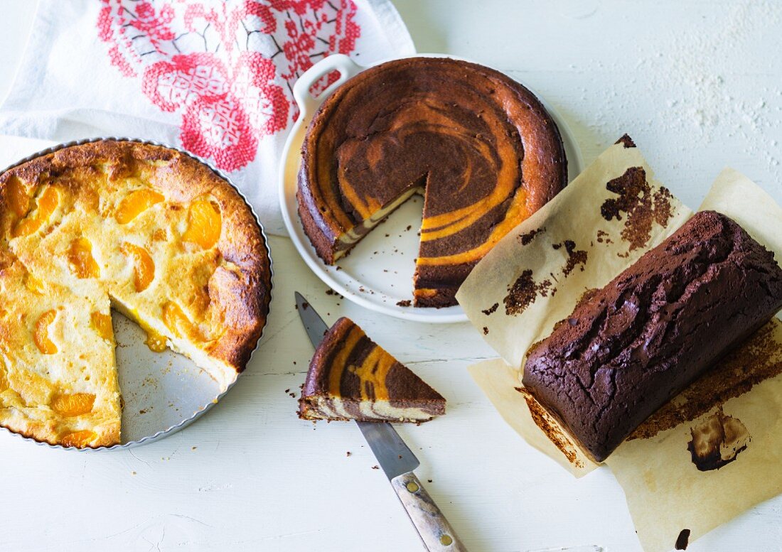 ADHD food: cheesecake, marbled ricotta cake and chocolate cake