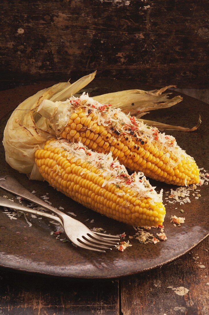 Maiskolben mit Chili und geriebenem Parmesan