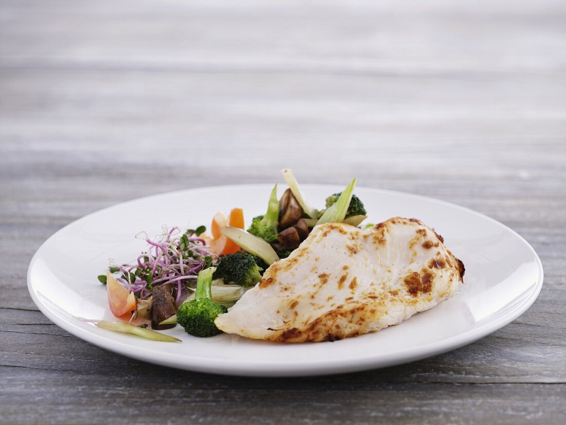 Chicken breast with broccoli and bean sprouts