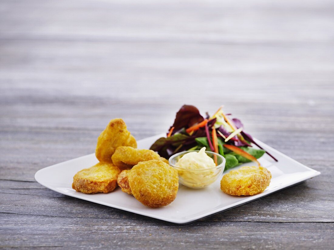 Hähnchennuggets mit Mayonnaise und Salat