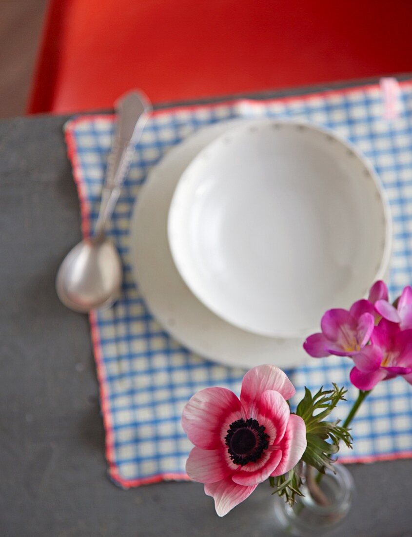 Blick von Oben auf Tischgedeck mit Suppenschale & Blumen in Vase