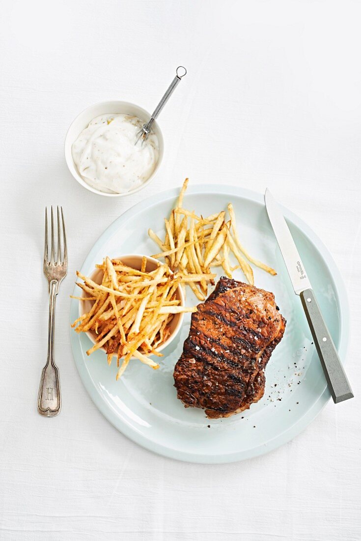 Steak mit Pommes frites und Mayonnaise