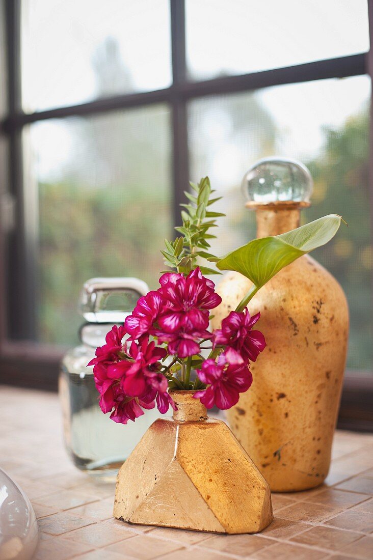 Blumenvase & dekorative Gefässe auf Fensterbank