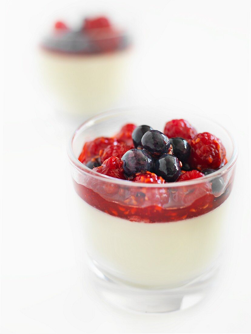 Yogurt cream with berry compote
