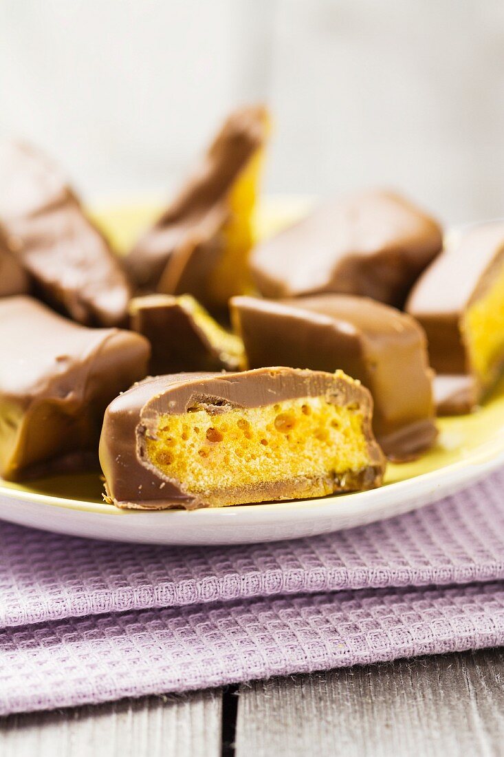 Cinder Toffee (oder Honeycomb, Süssigkeit aus England) mit Schokoladenglasur