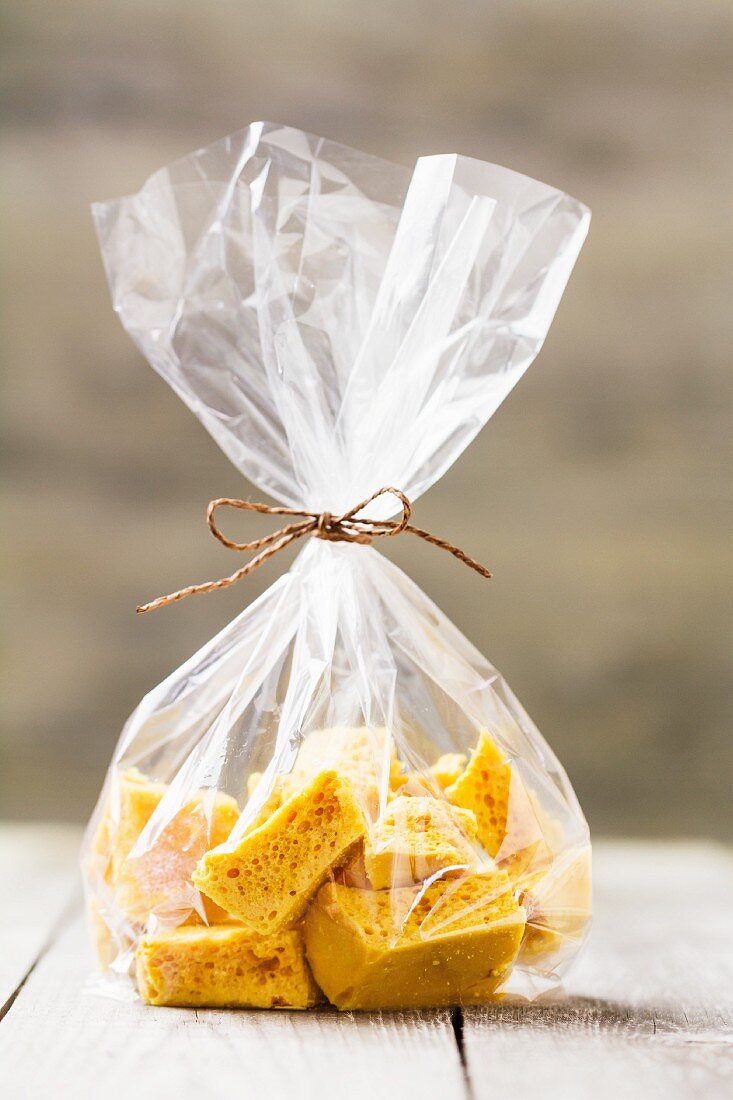 Cinder Toffee (oder Honeycomb, Süssigkeit aus England) in Cellophanpapier