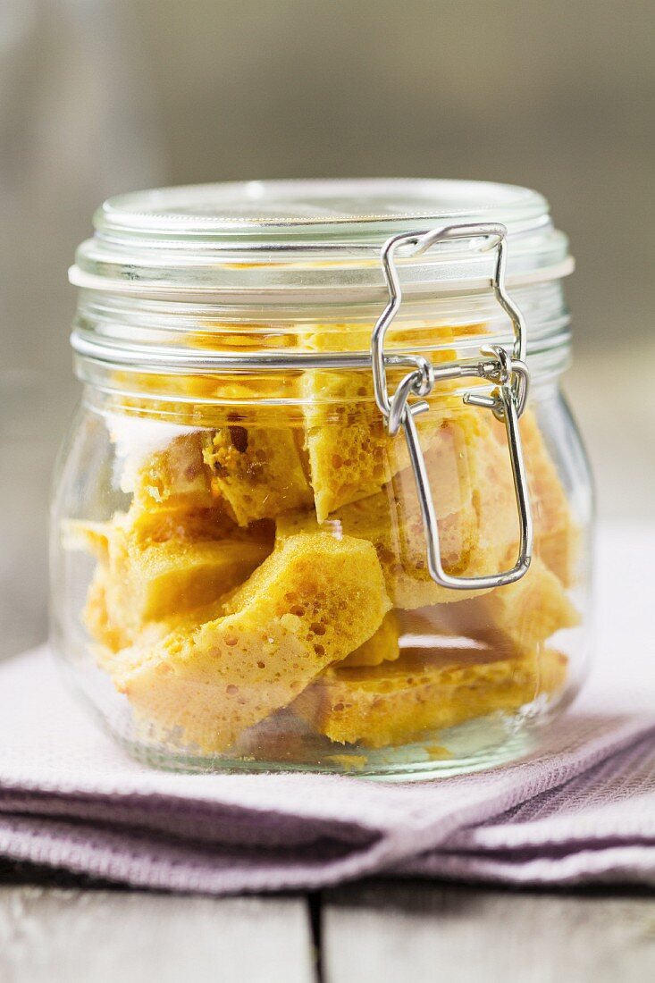 Cinder Toffee (oder Honeycomb, Süssigkeit aus England) im Vorratsglas