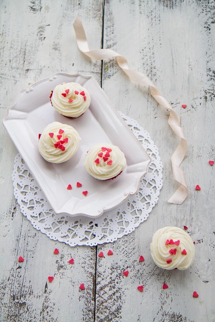 Red Velvet Cupcakes mit Zuckerherzen