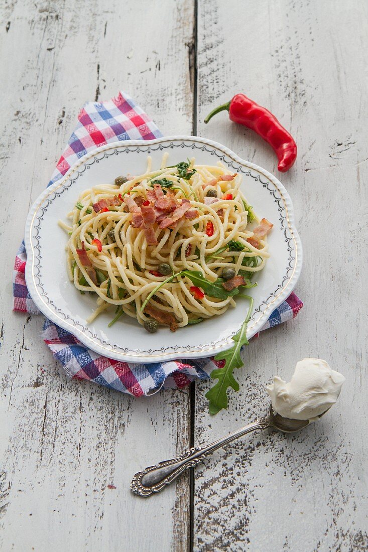Spaghetti mit Speck, Chilischote, Mascarpone, Rucola und Kapern