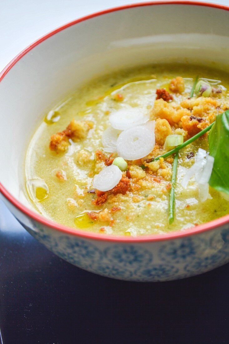 Gemüsesuppe mit Croûtons und Zwiebeln