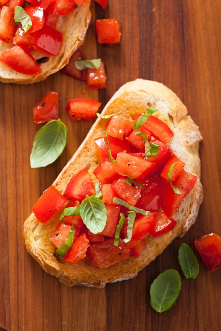 Bruschetta mit Kirschtomaten und Basilikum