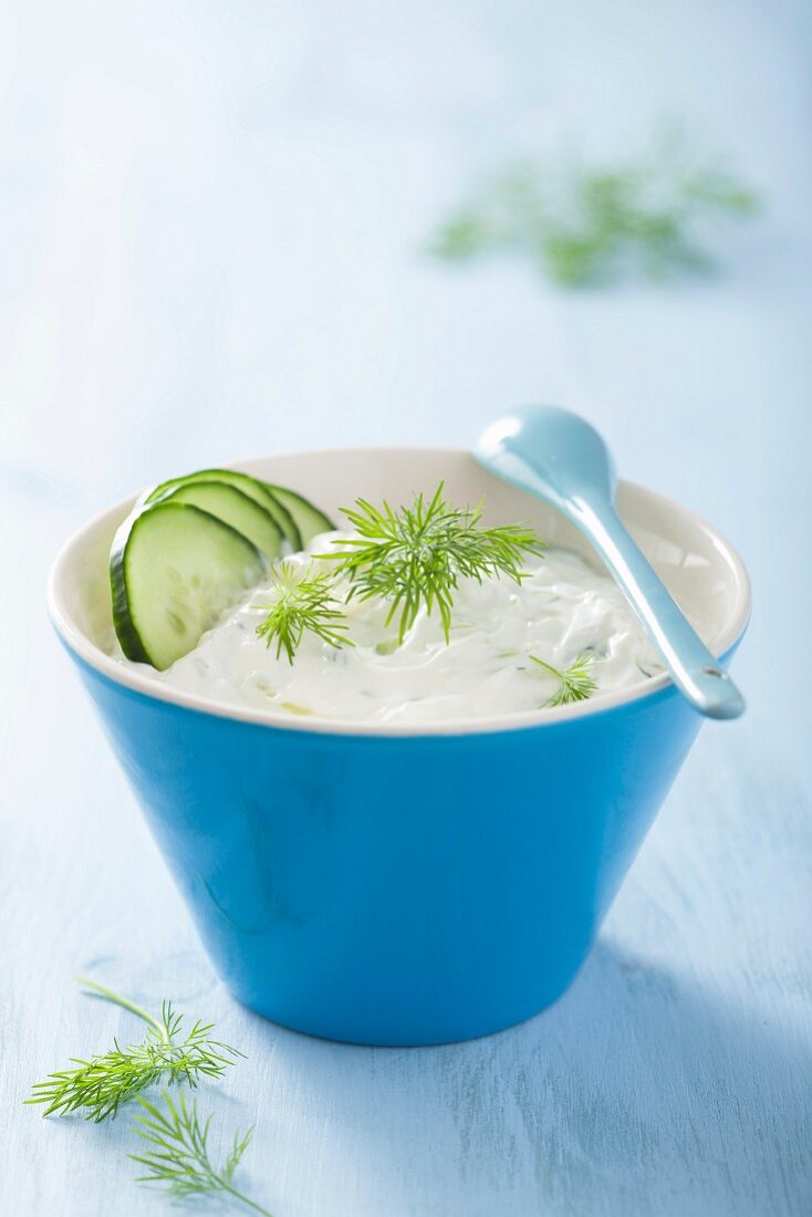 Tzatziki mit Gurken und Dill