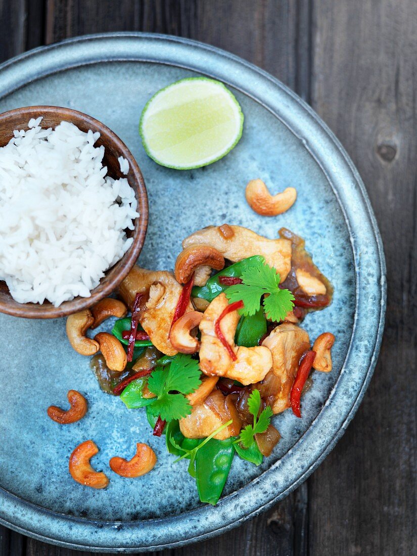 Chicken with cashew nuts and limes served with rice