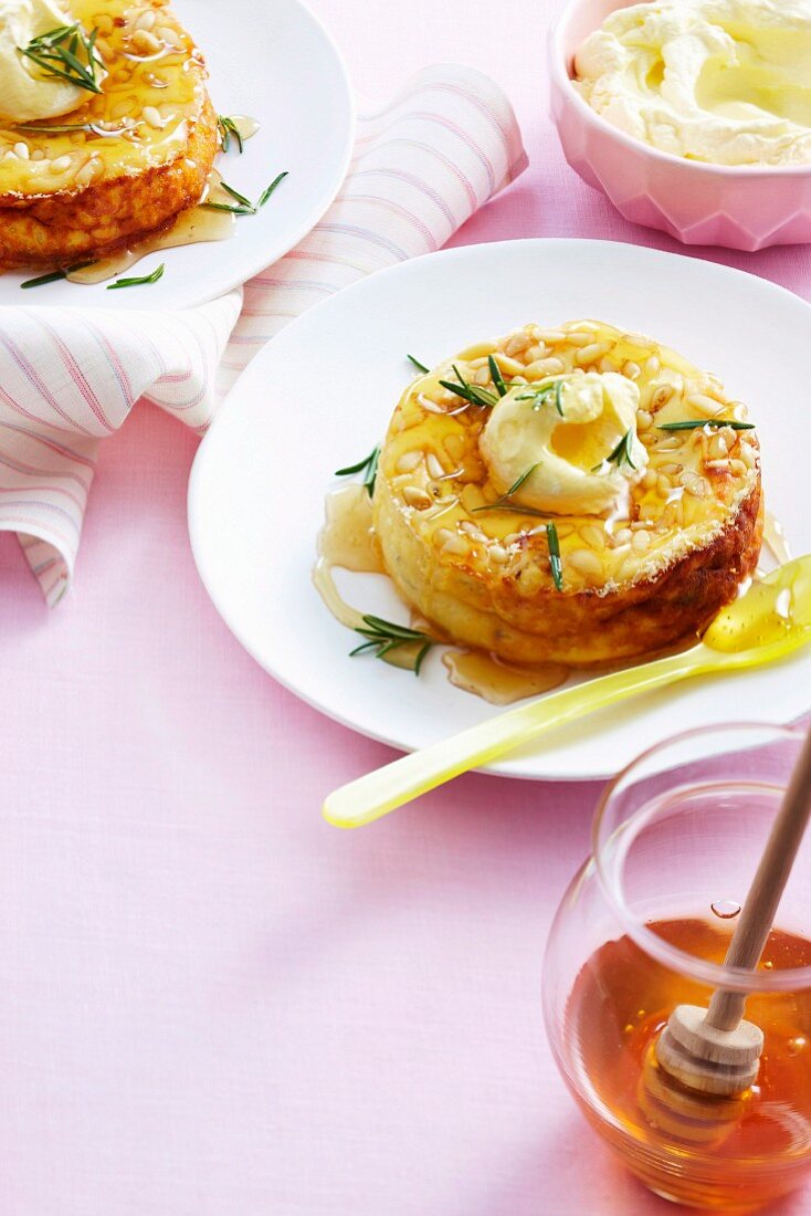 Rosmarin-Ricotta Törtchen mit Pinienkernen und Honig