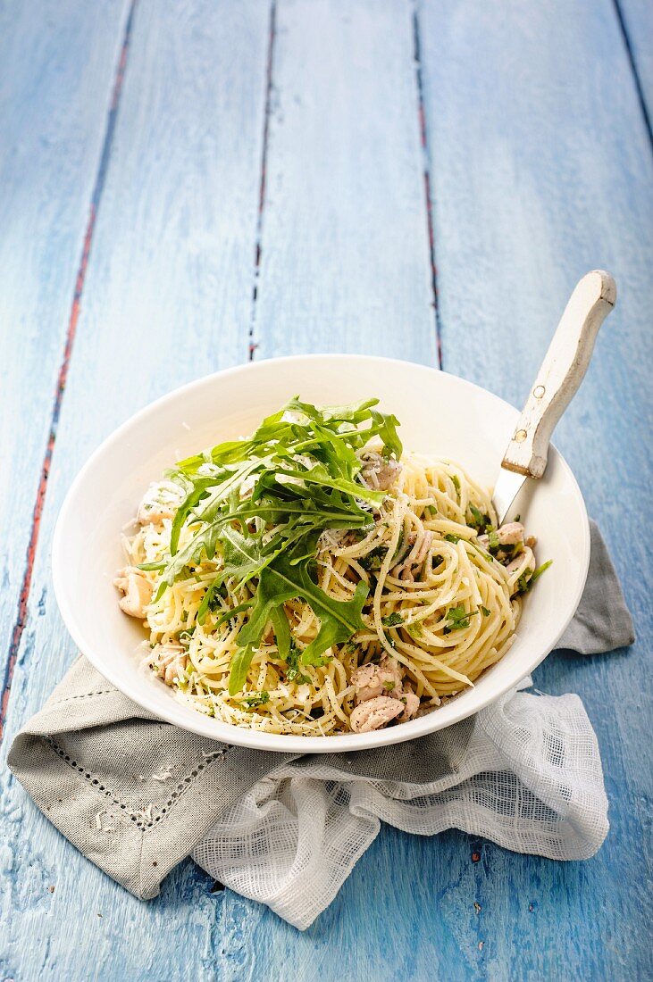 Spaghetti with chicken, coriander and lemon