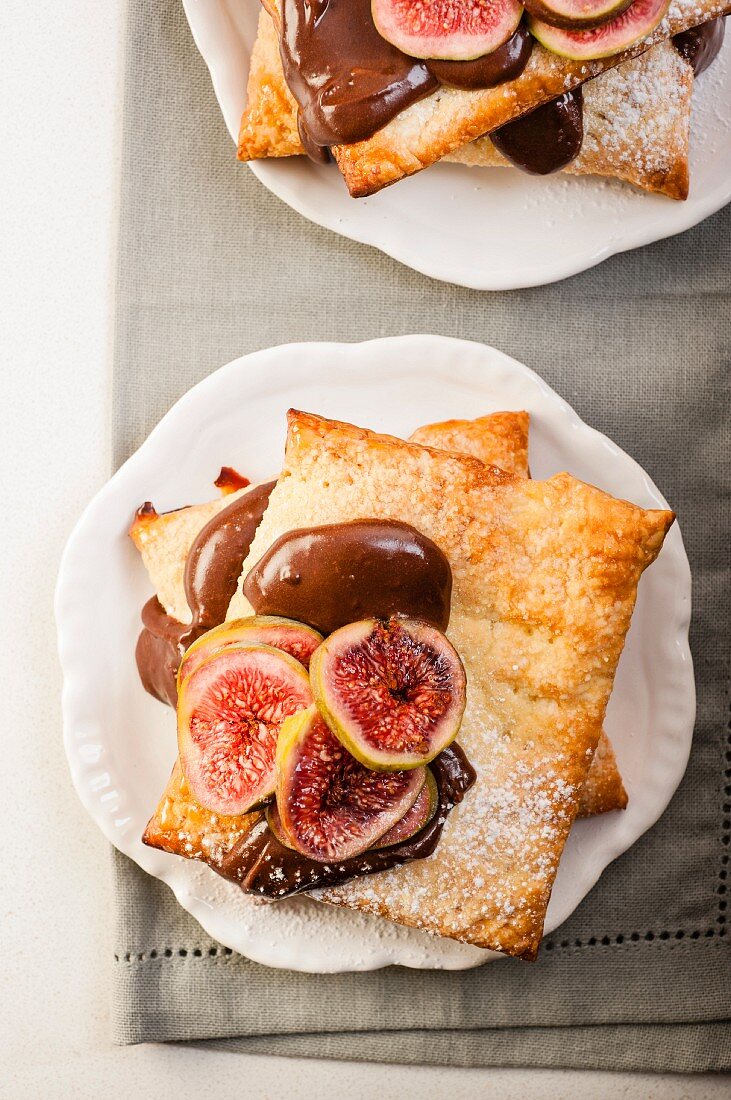 Puff pastry slices with figs and chocolate cream