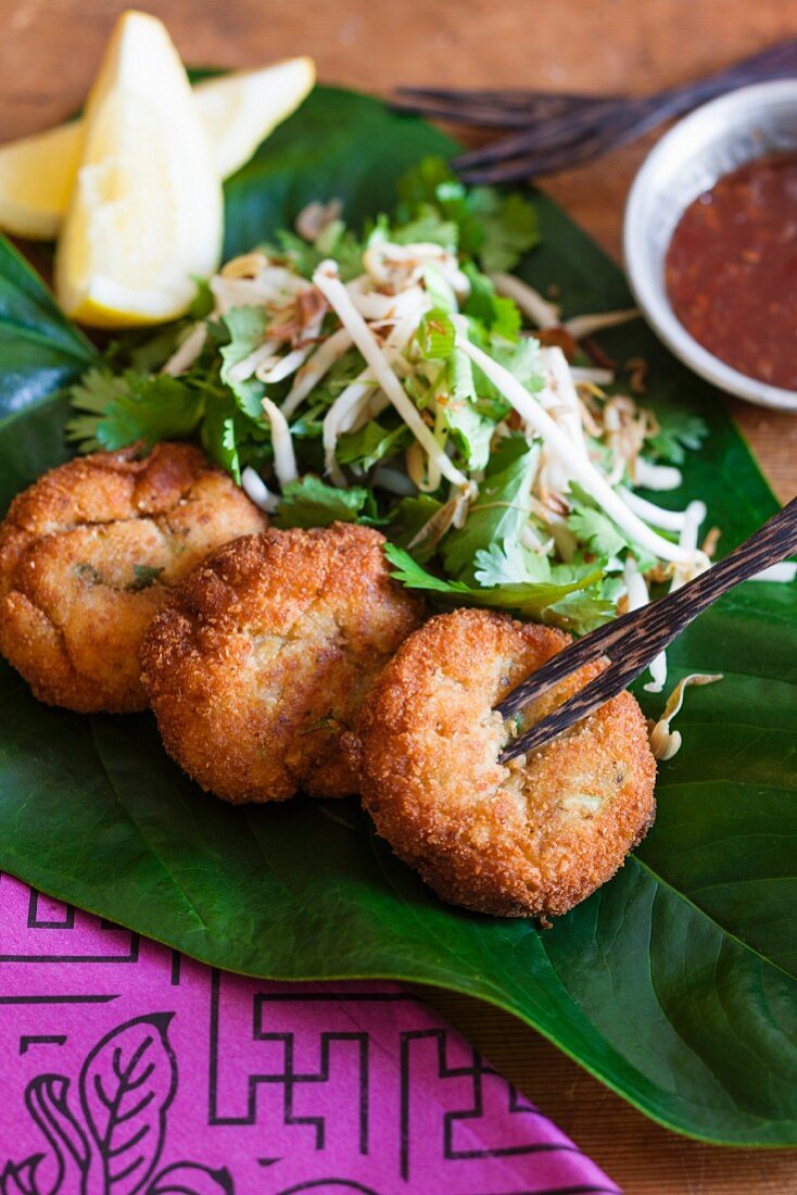 Fischfrikadellen mit Salat und Dip-Sauce