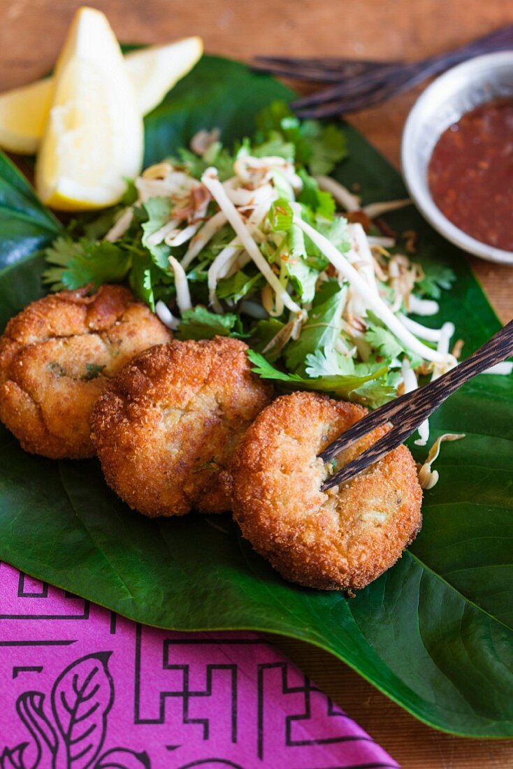 Fish balls with a salad and a dip