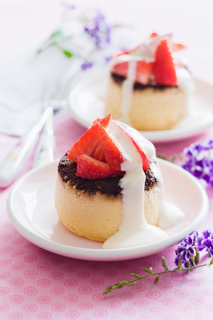 Mini-Cheesecakes mit Erdbeeren und Sahne