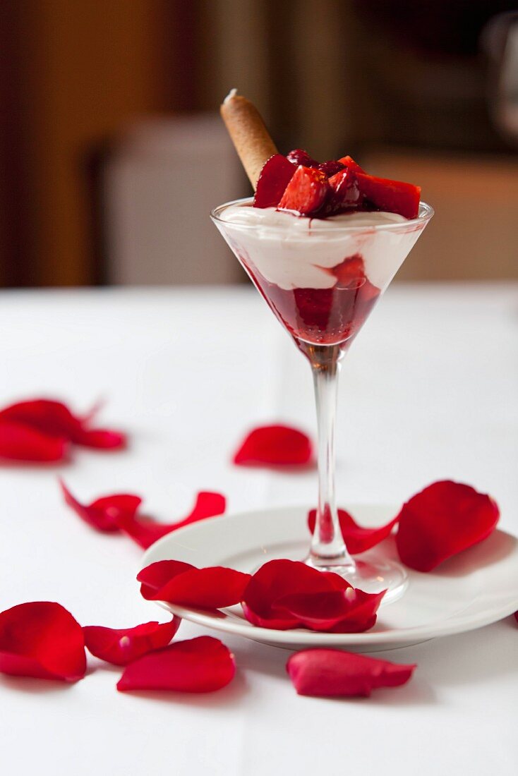 Erdbeer-Joghurt-Dessert mit roten Rosenblättern (Indien)