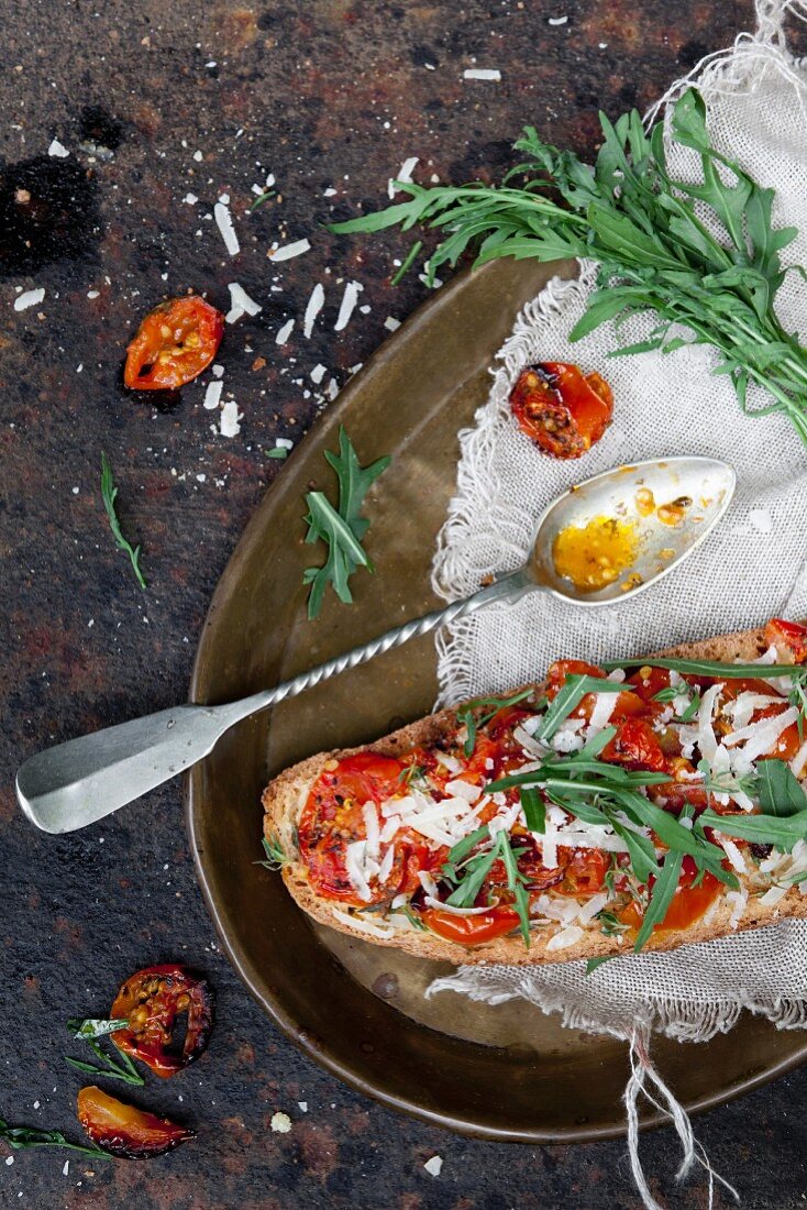 Bruschetta mit Kirschtomaten, Rucola und Parmesan