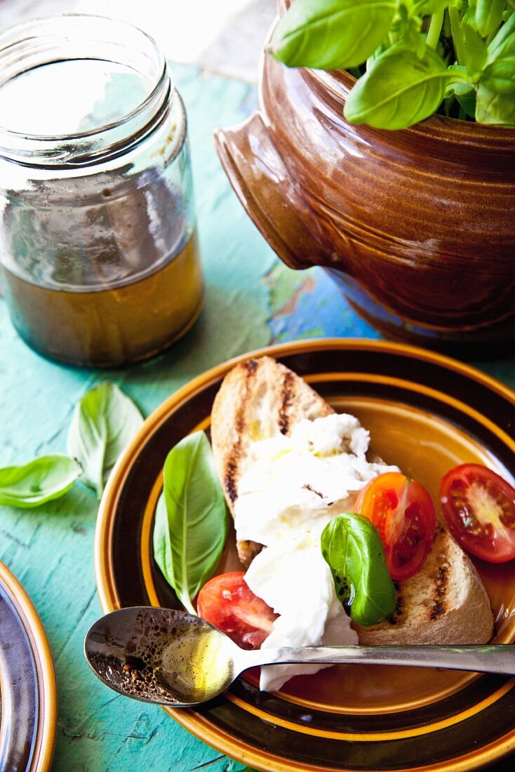 Bruschetta mit Tomaten, Mozzarella, Basilikum, Olivenöl und Balsamico